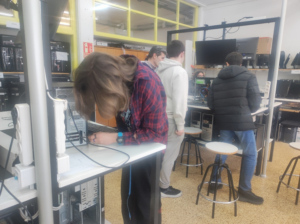 Imagen del alumnado trabajando en el taller.